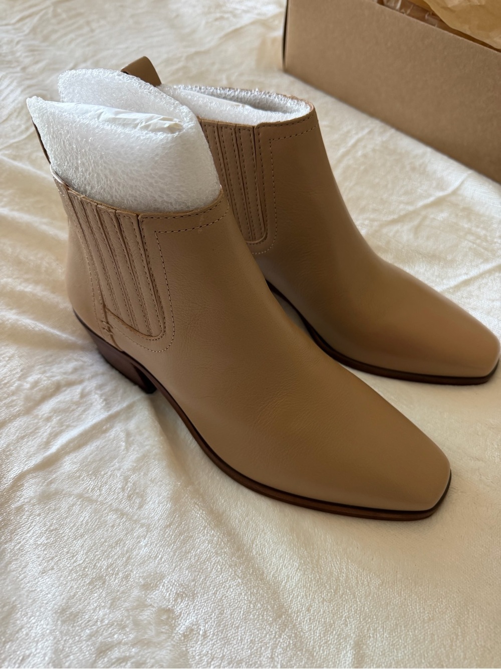 Lucky Brand Beige/Tan Leather Chelsea Ankle Boots